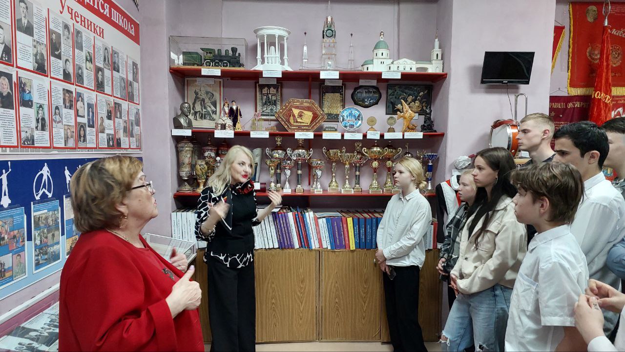 24.05.2023 г тематическая  экскурсия «Ими гордится школа» для учащихся 5-11 классов. Провели  педагоги  Плотникова Л.Н., Гринберг Ю.В.