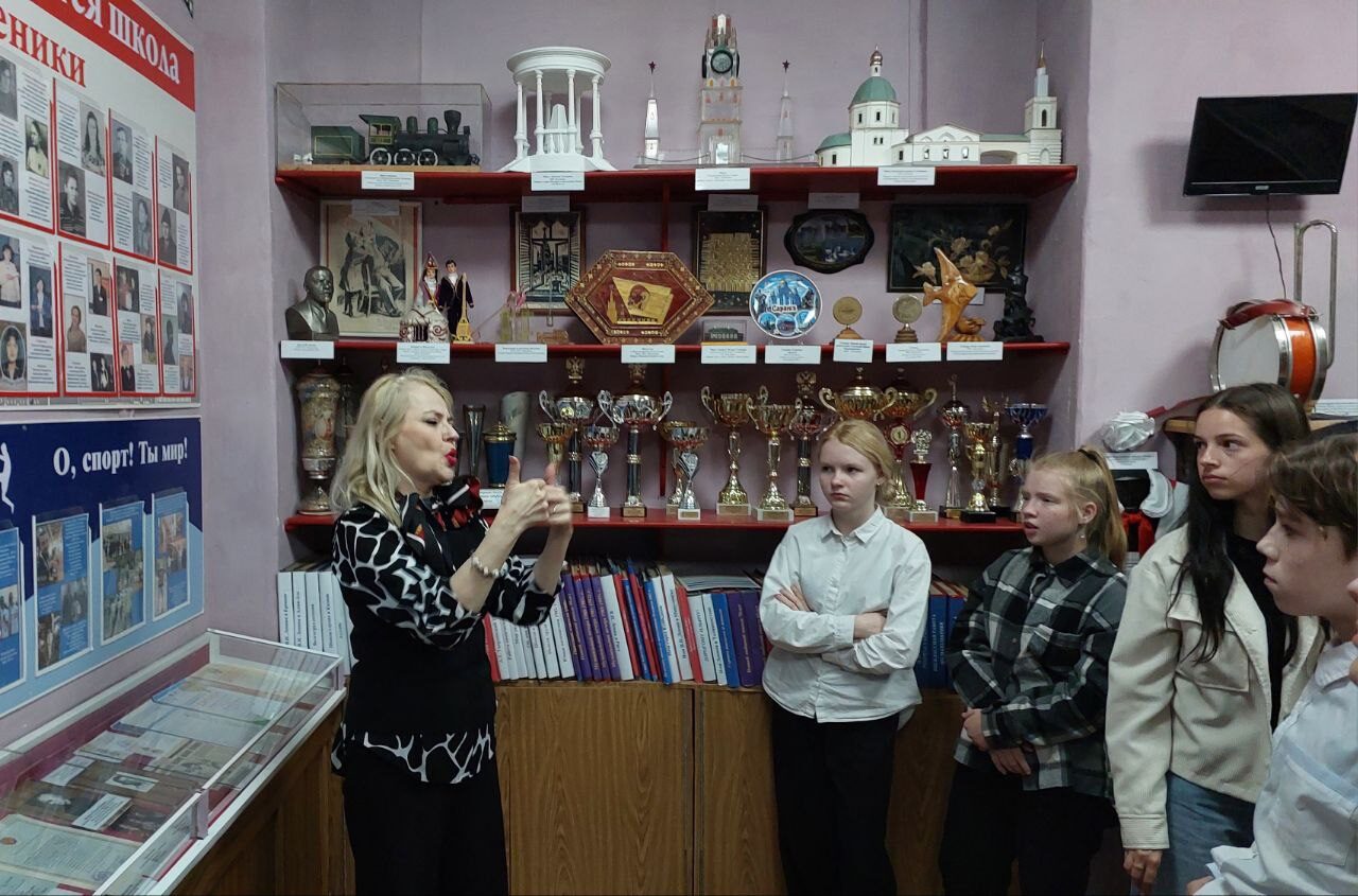 24.05.2023 г. Гринберг Ю.В. провела для учеников средних классов тематическую экскурсию &amp;quot;Ими гордится школа&amp;quot;.