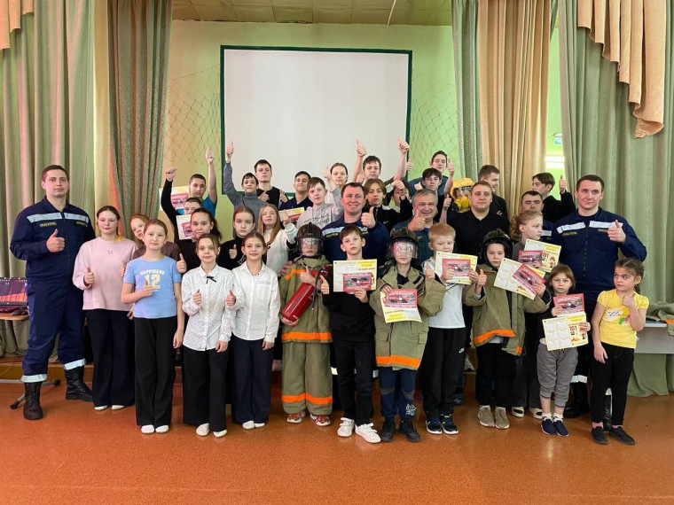 В школе прошло практическое занятие с сотрудниками МЧС.