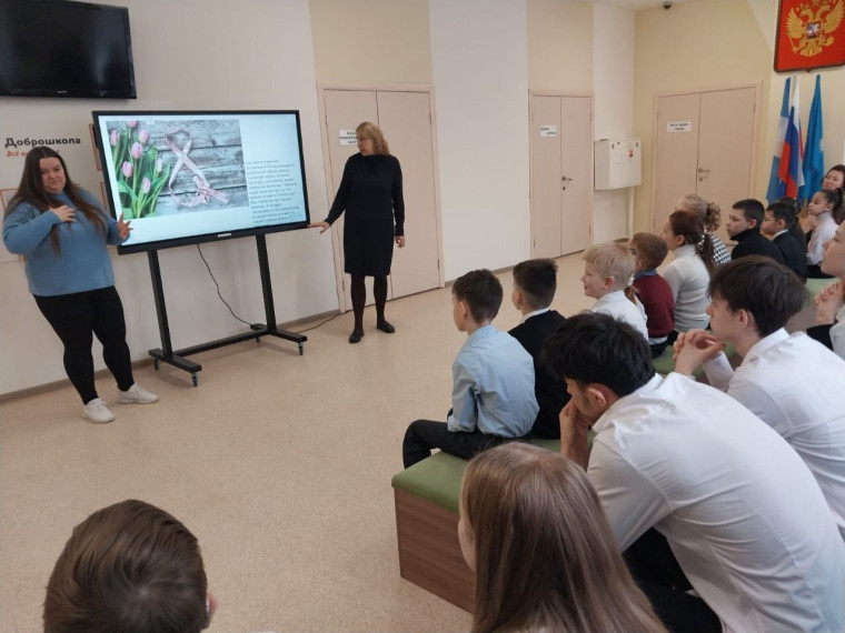 Прошла линейка из цикла "Разговоры о важном" на тему "8 Марта".