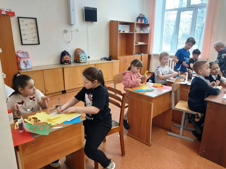 Воспитатели изготовили с детьми поздравительные открытки для мам и бабушек.