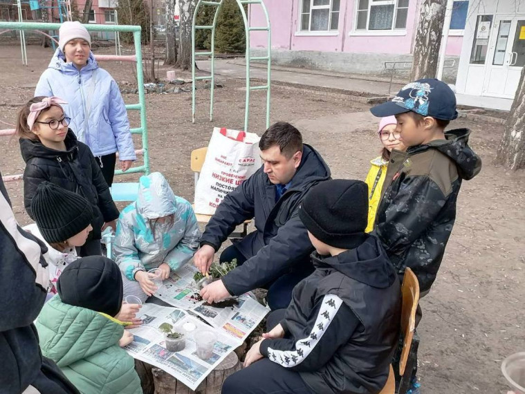 Педагог дополнительного образования провёл мастер-класс "Цветочек что ты такое".